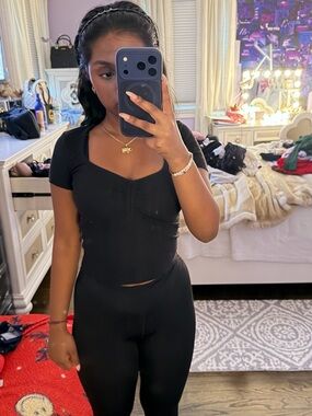 Black Short-Sleeve Sweetheart Crop Top